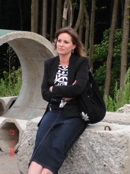 Такая хорошая девушка, и скучает....