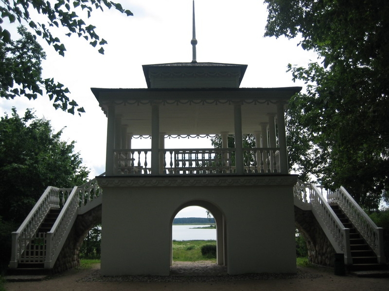 Петровское-Беседка Грот с видом на озеро