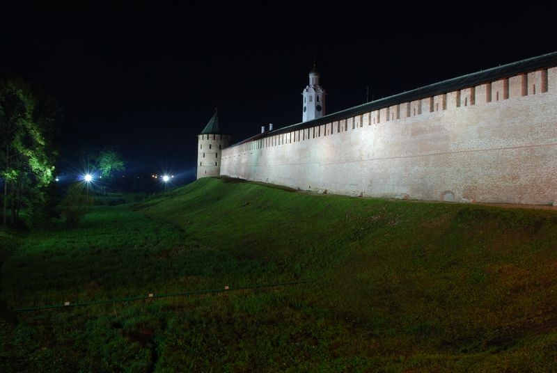 Подсвеченная стена Новгородского Кремля