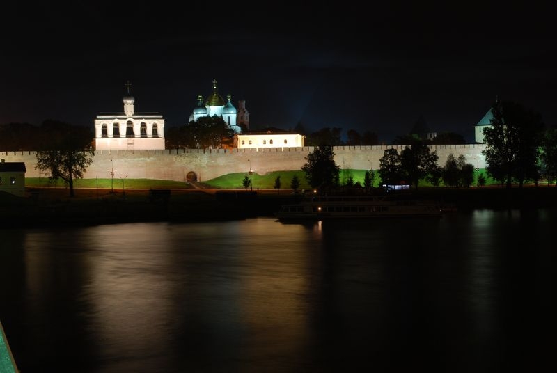 Вид на ночной Кремль с Торговой стороны 1