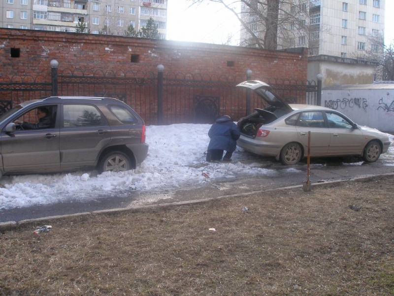 На галстуке