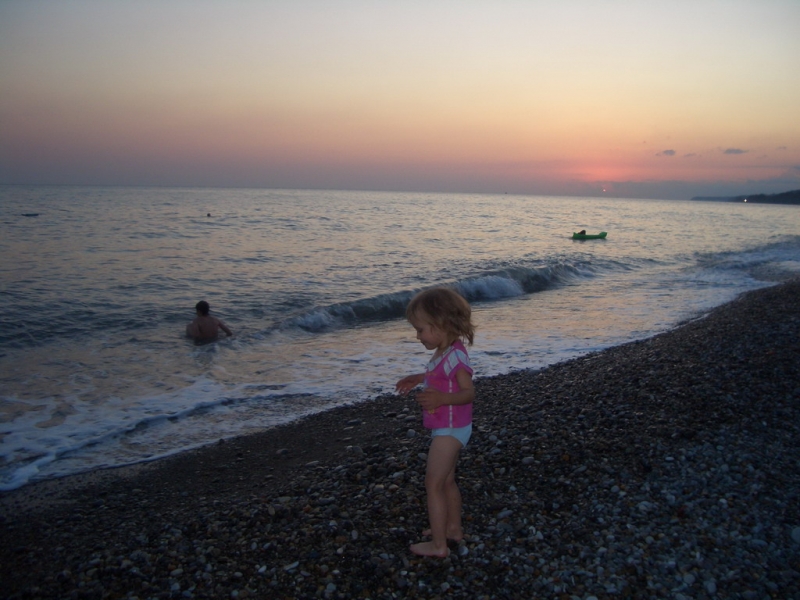 Дочка впервые видит и ощущает море