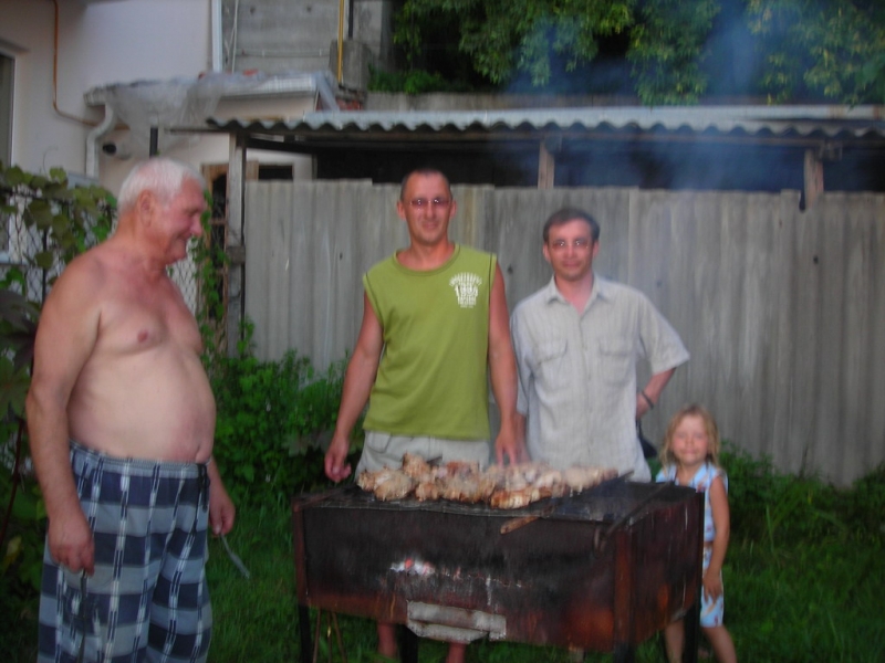 Хозяин организовал шашлычки