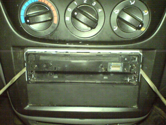 вытаскиваем магнитолу