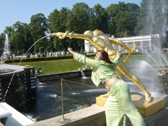 Хороша?... Да не я, а попка того золотенького :-))