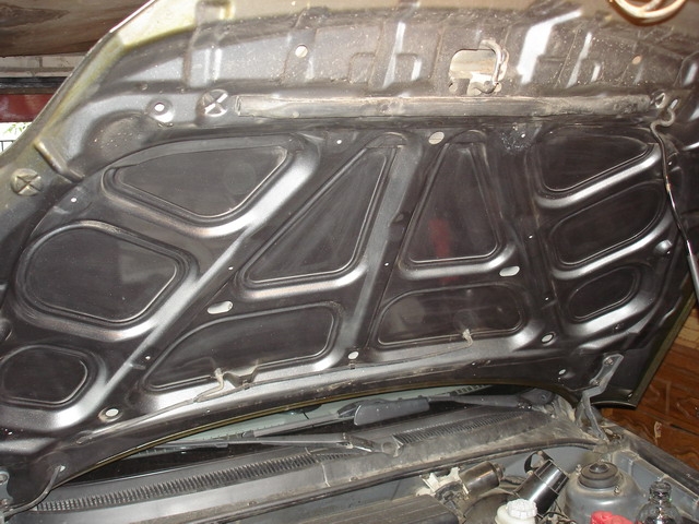 проклейка тепло-шумоизоляцией капота