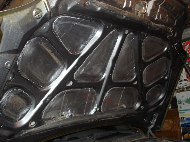 проклейка тепло-шумоизоляцией капота