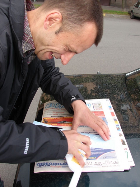 Сашка увлекся наклеиванием наклеечек=)