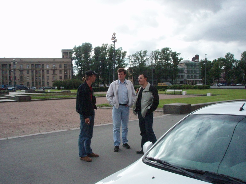 Ну чо, мужики, на троих...