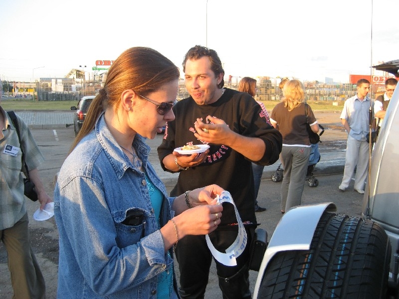 и Ретону обклеили