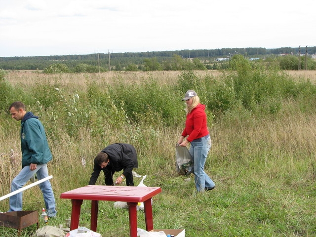 вычищаем территорию. (волонтеры green peace :) )
