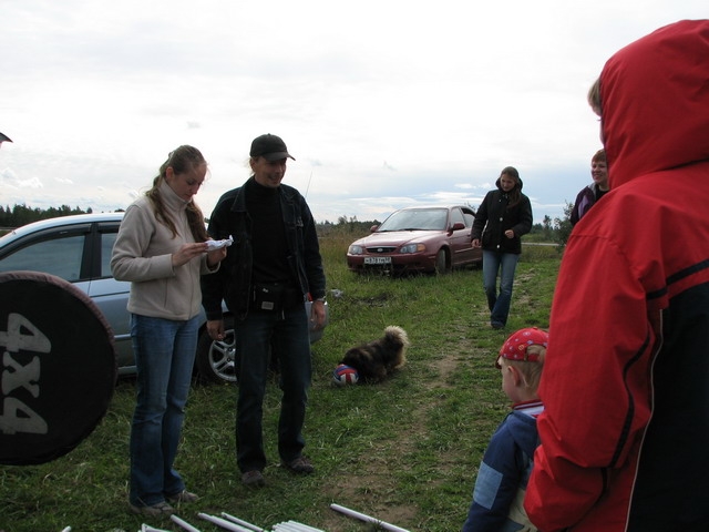 чтение инструкции перед сбором шатра