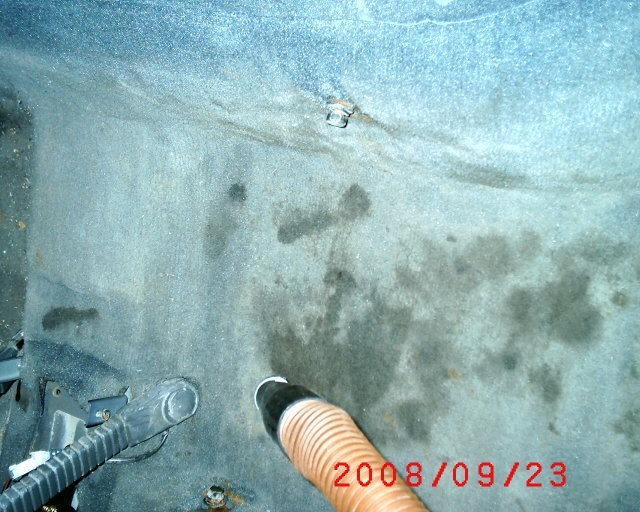 Машина промокла насквозь за время стоянки с открытыми стеклами на улице